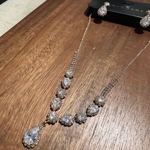 Windsor Sparkling gold Necklace and Earring Set NWT